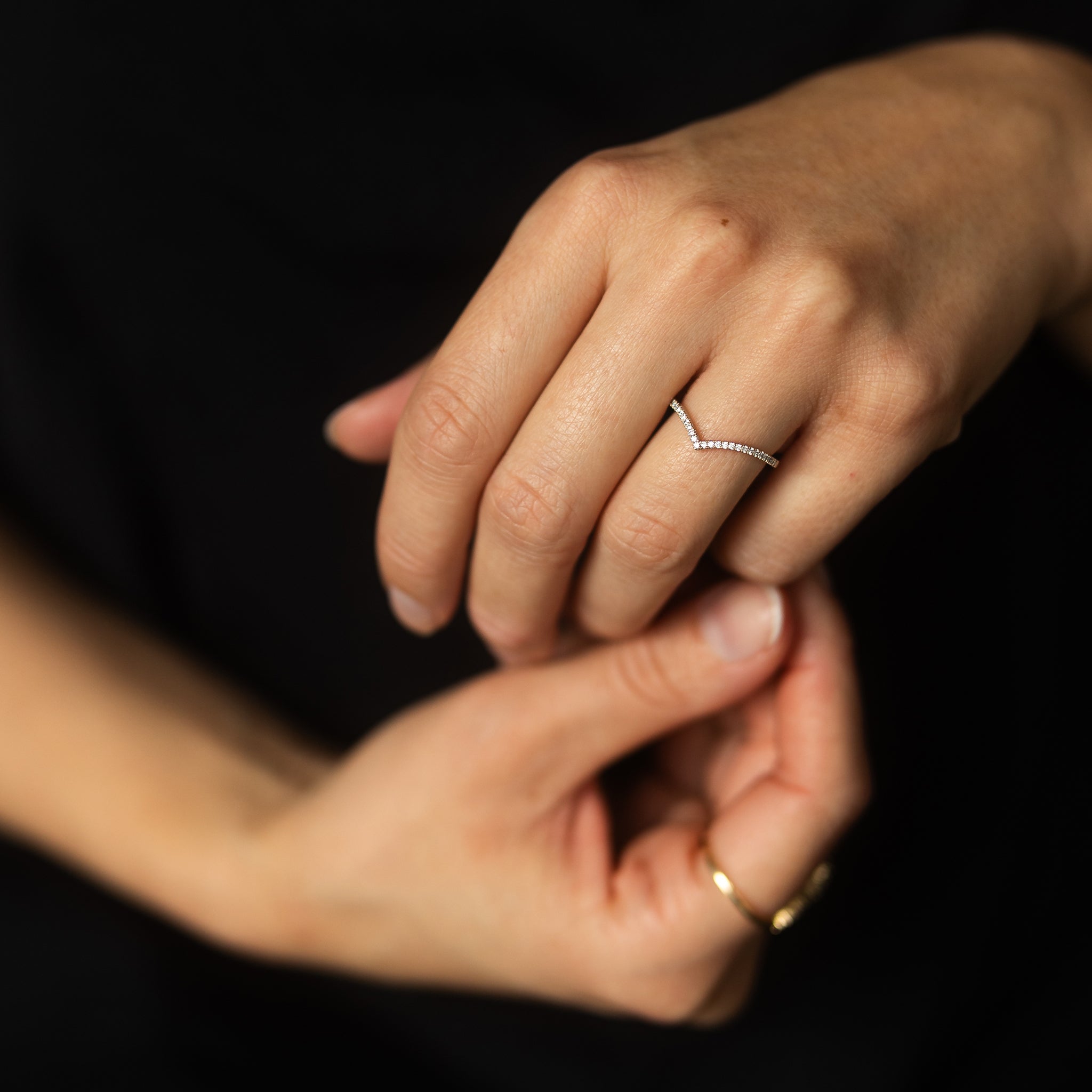 Ehering Vorsteckring Verlobungsring V-förmig Design Vivi von der Goldschmiede Goldzeit aus Nuernberg 18 Karat Gelbgold Tragebild