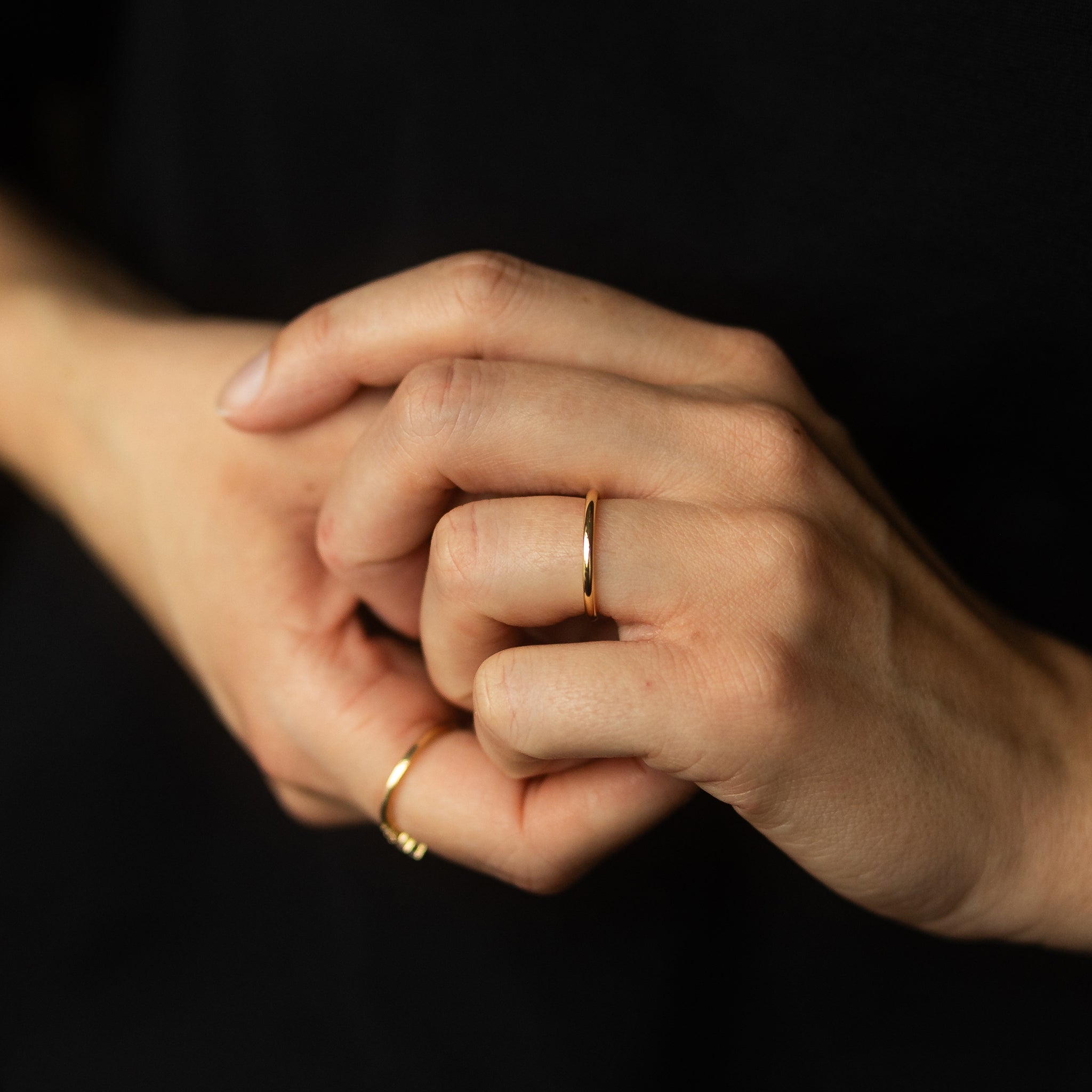 schlichter Ehering Design Finja rund stackbar von der Goldschmiede Goldzeit in Nuernberg 18 Karat Gelbgold Tragebild seitlich
