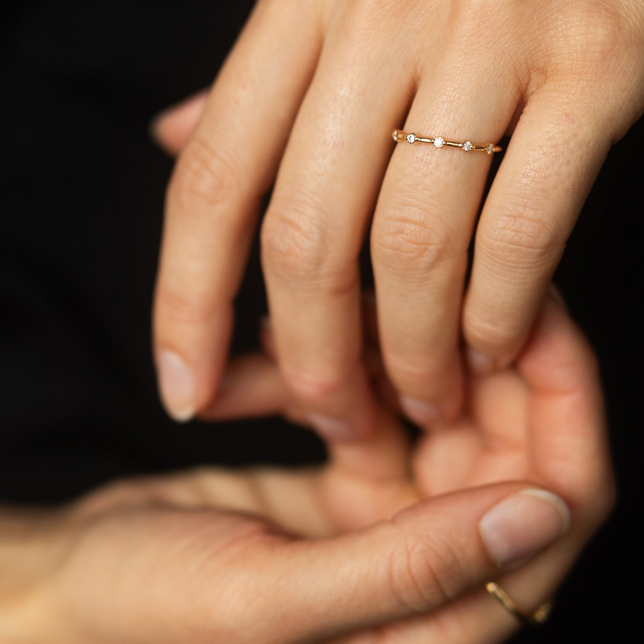 Ehering Vorsteckring Verlobungsring Schmuckring Distanzring Design Nala von Goldzeit Goldschmiede aus Nuernberg 18Karat Gelbgold Tragefoto frontal