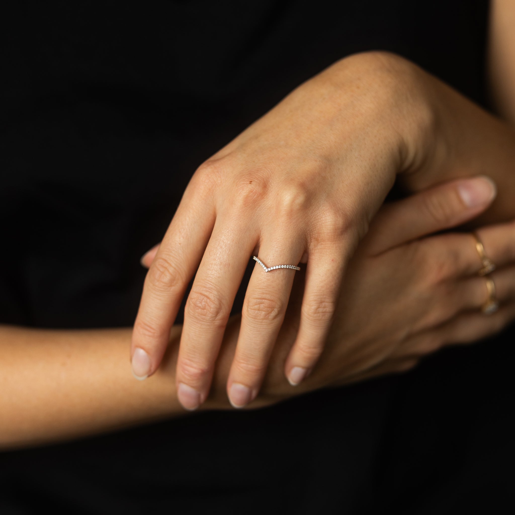 Ehering Vorsteckring Verlobungsring V-förmig Design Vivi von der Goldschmiede Goldzeit aus Nuernberg 18 Karat Gelbgold Tragebild frontal