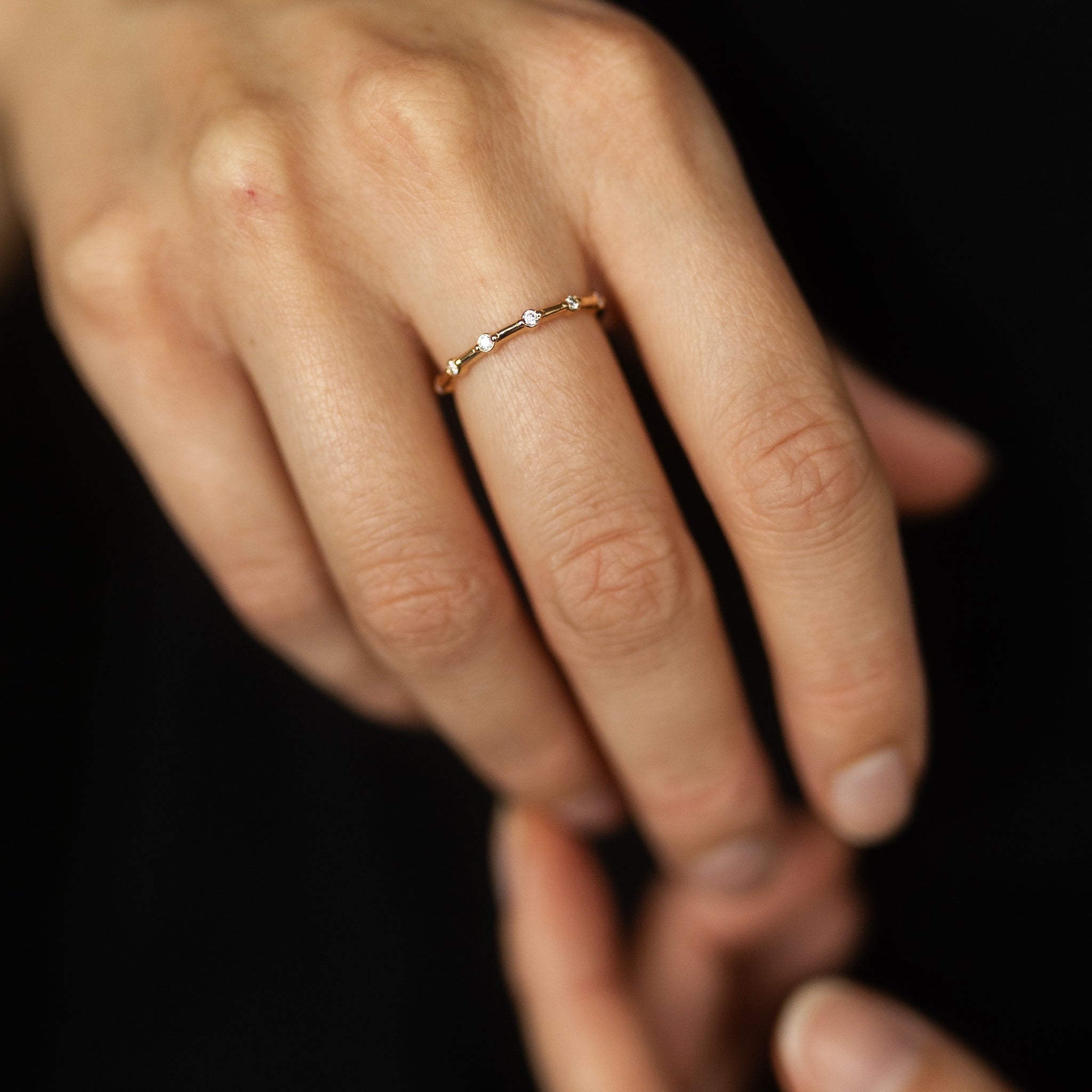 Ehering Vorsteckring Verlobungsring Schmuckring Distanzring Design Nala von Goldzeit Goldschmiede aus Nuernberg 18Karat Gelbgold Tragefoto