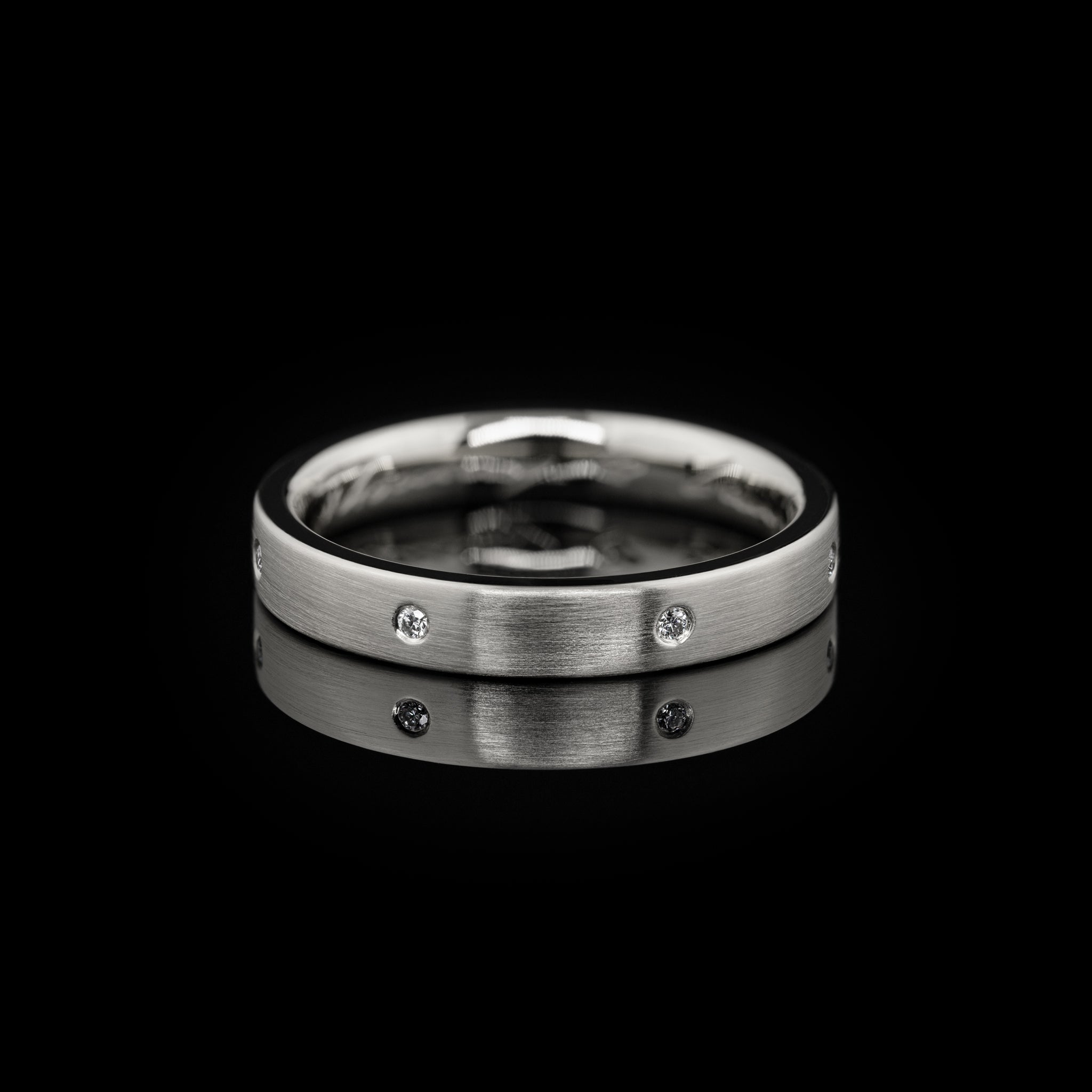 Eckiger Ehering mit Brillanten, längsmatt, minimalistisches Design von Goldzeit aus Nuernberg, Platin