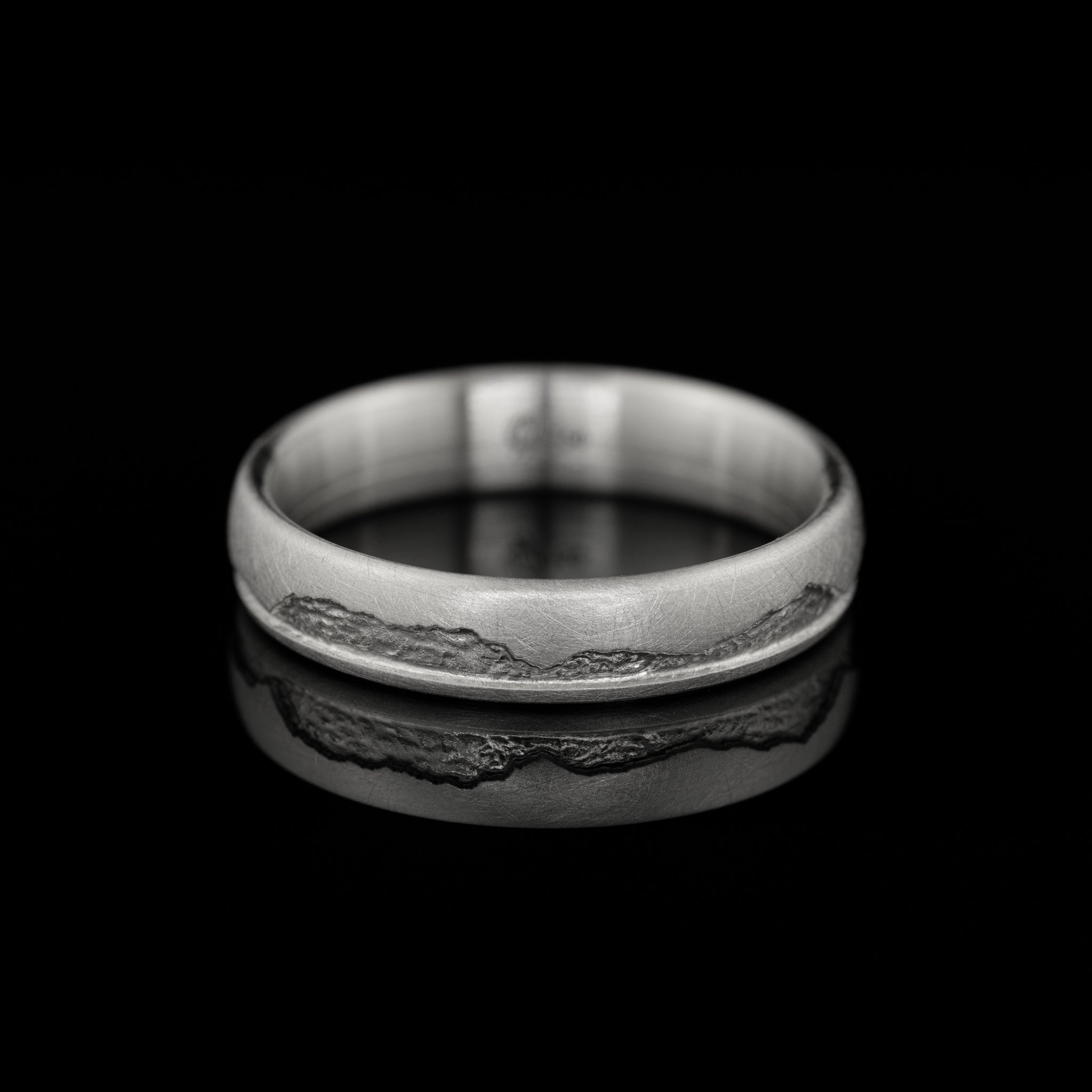 Seidenmattierter Ring mit gefräster Bergkontur, Platin, vom Goldschmied gefertigt