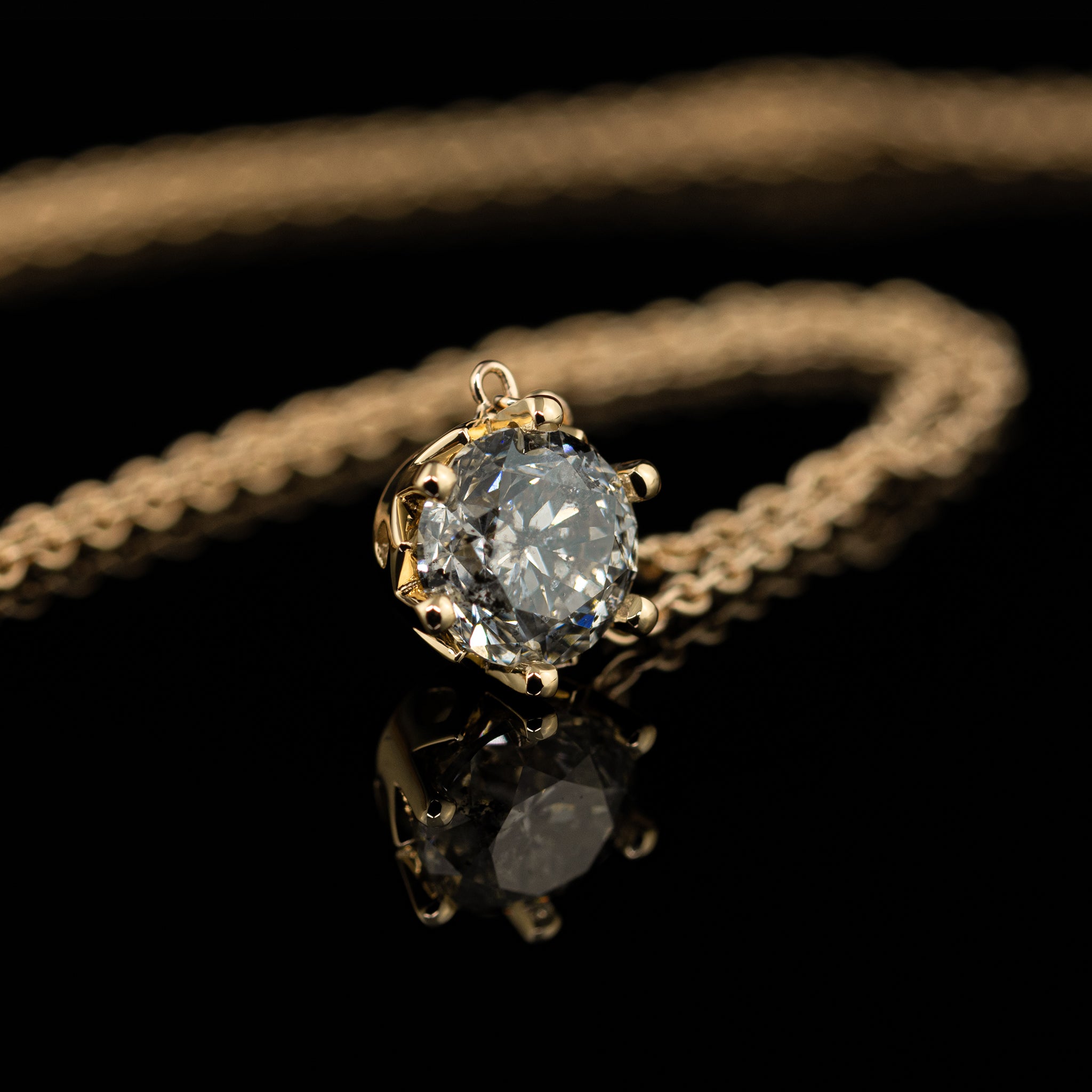 Kunstvoller Kettenanhänger 18 Karat Roségold Salt and Pepper Diamant Labordiamant Natürlicher Diamant Moissanit Goldschmied Goldzeit Nürnberg 