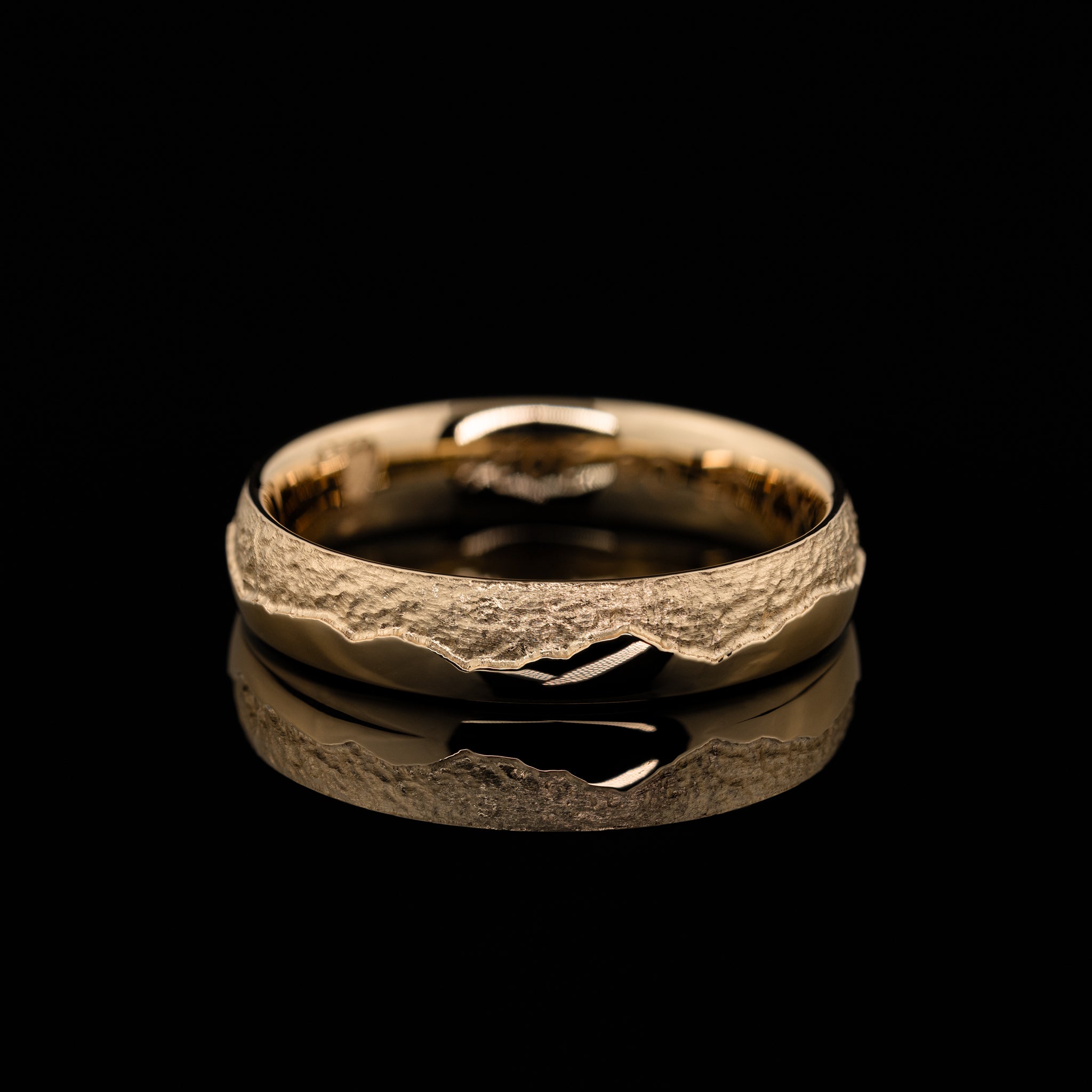 eleganter Herrenring mit randlos gefräster Bergkontur, Roségold poliert, vom Goldschmied gefertigt
