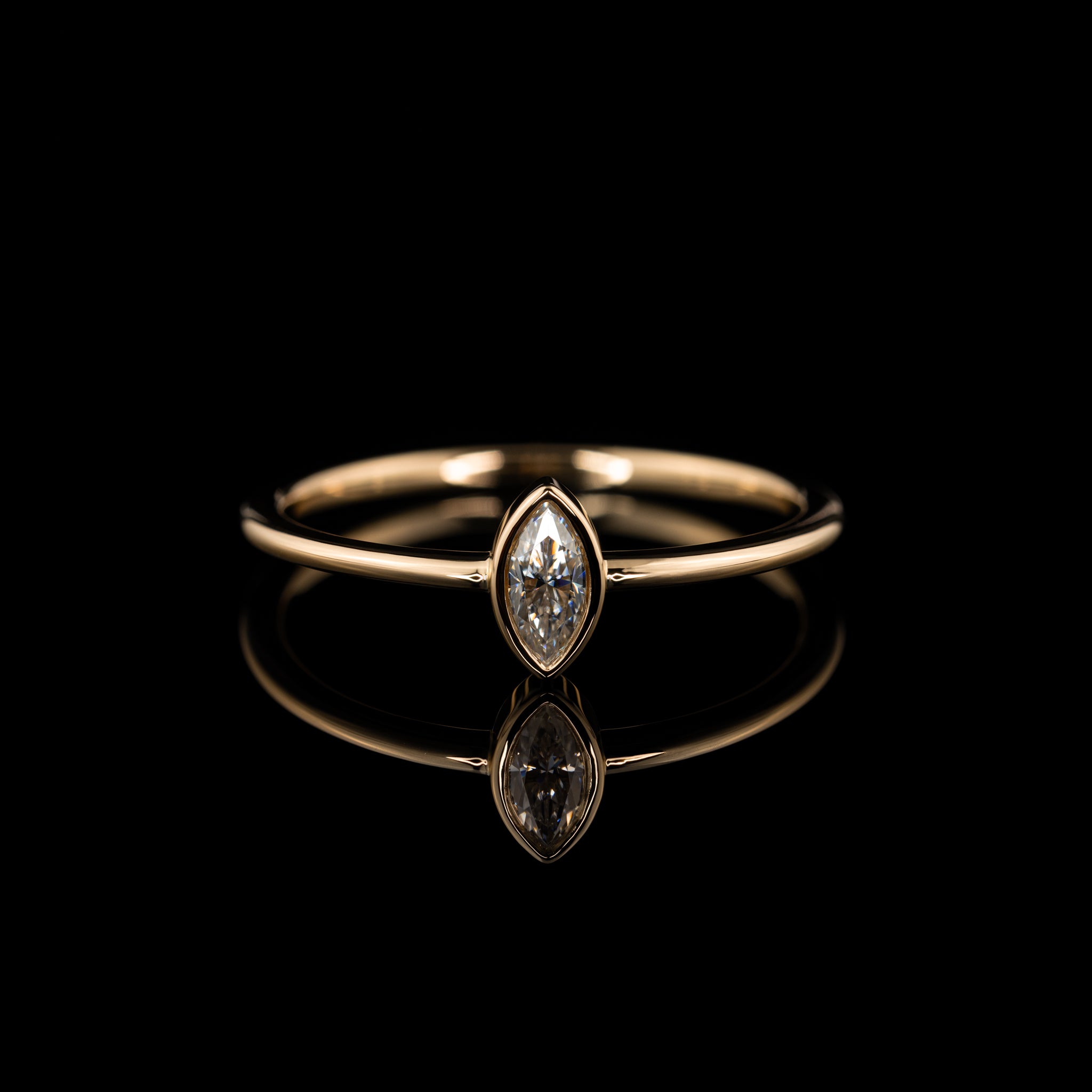 zarter Verlobungsring mit navetteförmigem Diamant in Zargenfassung, Roségold poliert, handgearbeitet vom Goldschmied