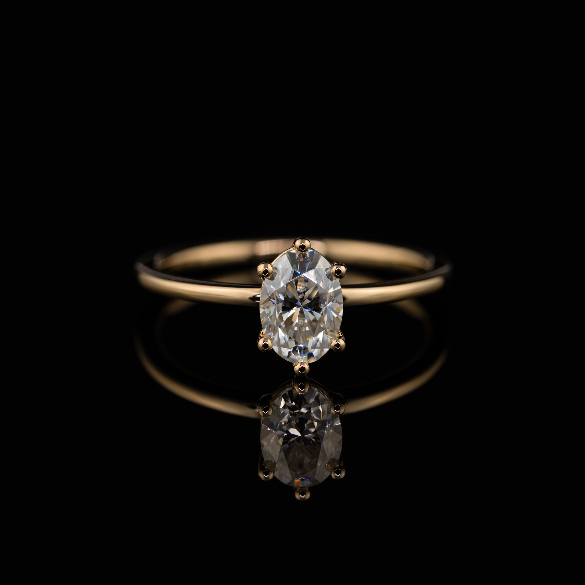 schlichter Verlobungsring mit ovalem Mittelstein, keine Seitensteine, moderner Solitär aus Roségold mit Vintage-Vibe, individuell handgefertigt vom Goldschmiedemeister in der Goldschmiede Goldzeit in Nürnberg