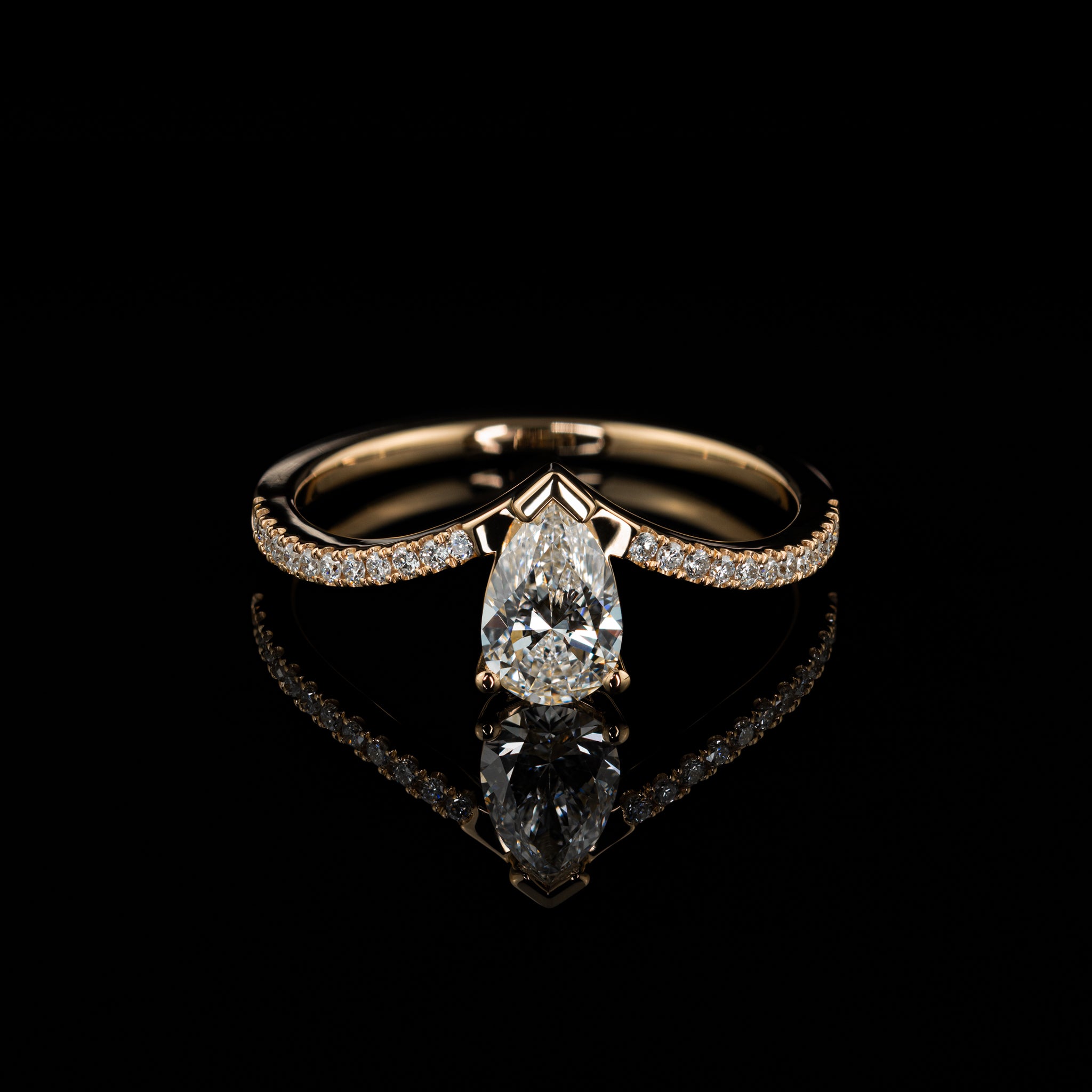 Goldzeit Ring Raya Verlobungsring Vorsteckring Ehering Tropfenform V-förmige Ringschiene Roségold Frontalansicht
