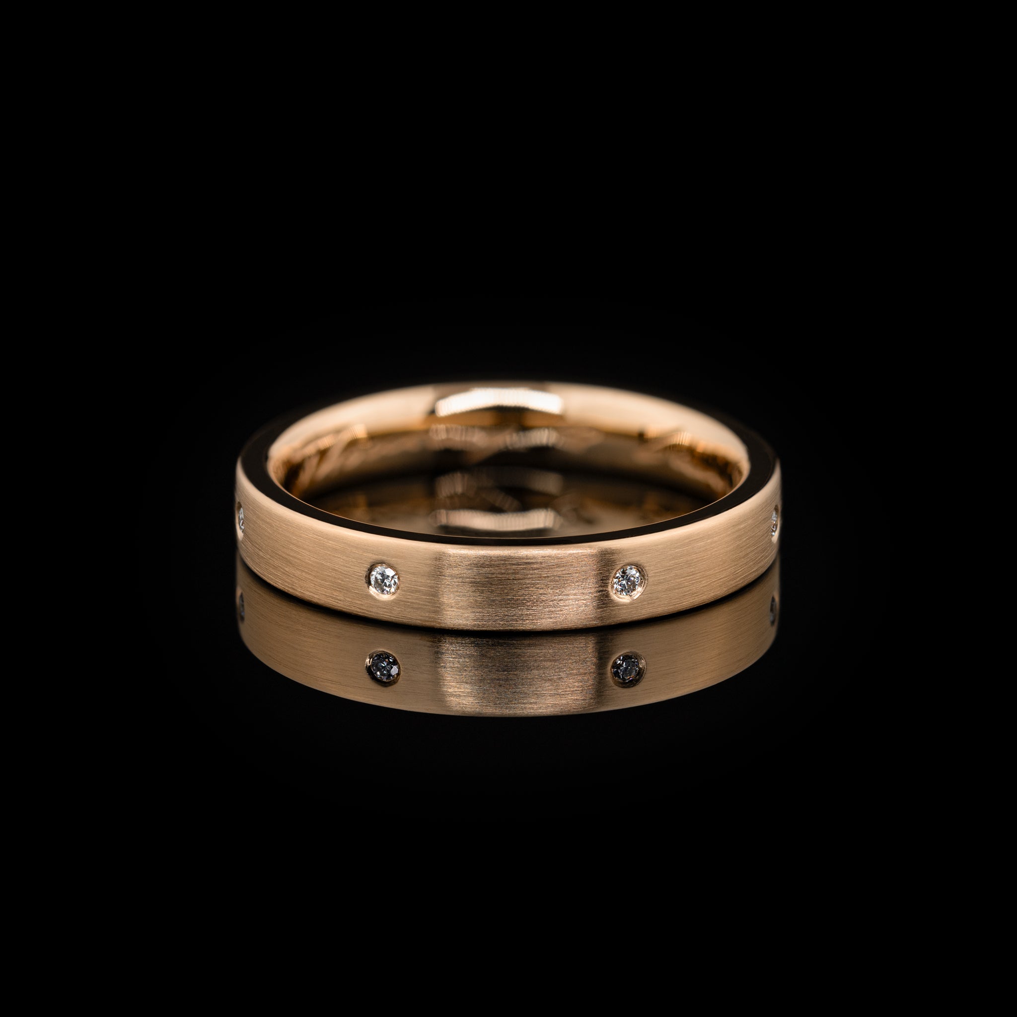 Eckiger Ehering mit Brillanten, längsmatt, minimalistisches Design von Goldzeit aus Nuernberg, Rotgold