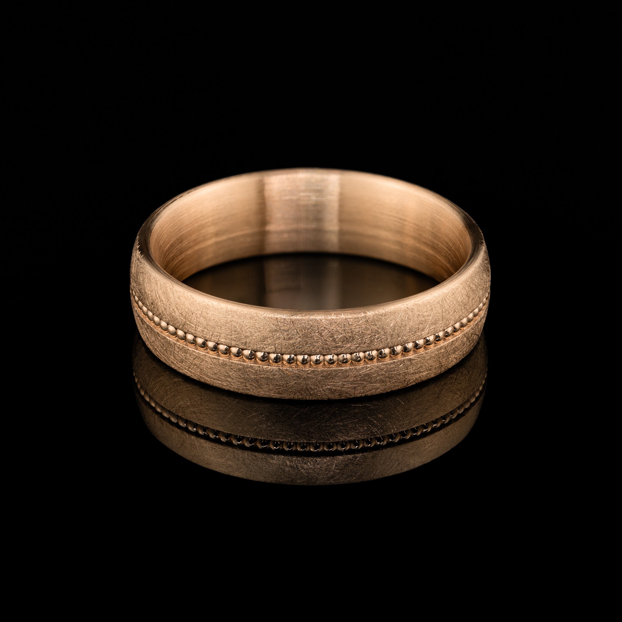 Rotgold Elias besonderer Ehering Mann individuelle Trauringe Herren Goldzeit Nuernberg Goldschmied Juwelier