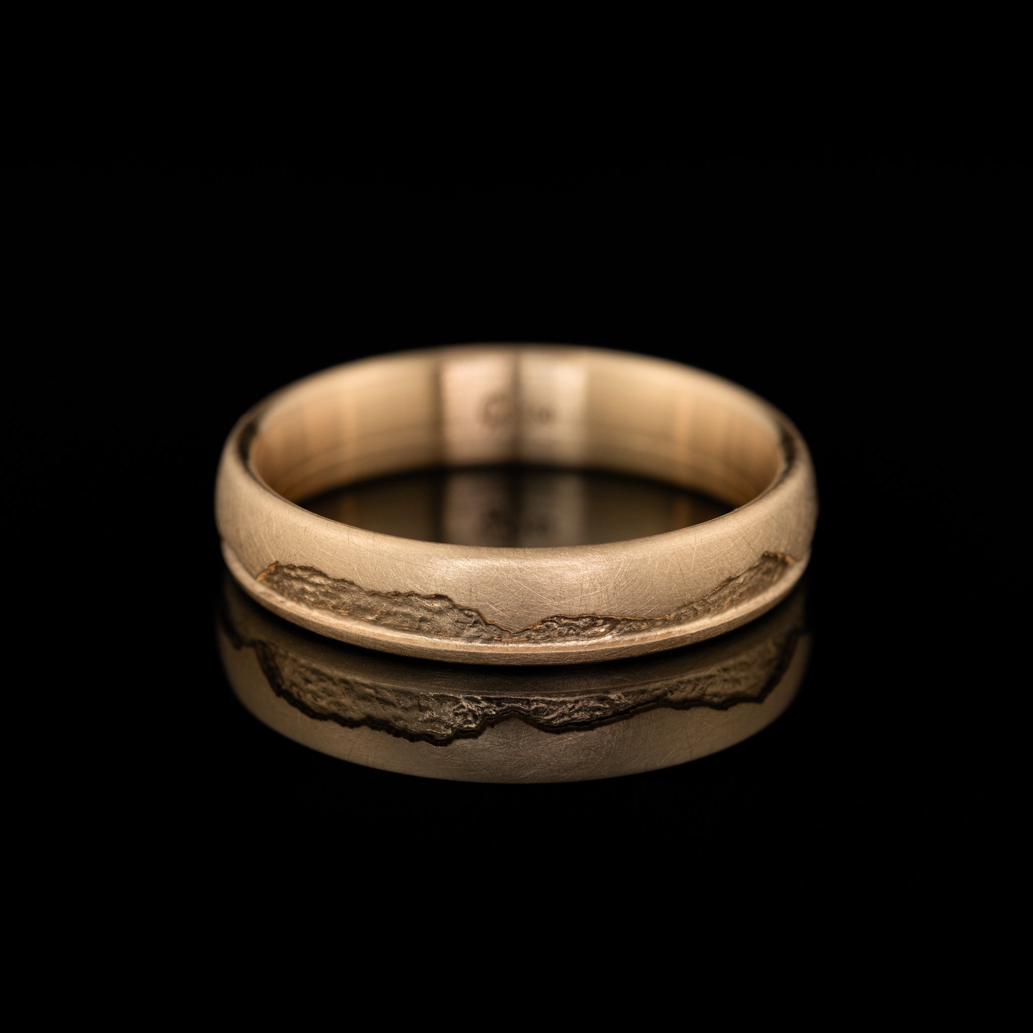 Seidenmattierter Ring mit gefräster Bergkontur, Rotgold, vom Goldschmied gefertigt