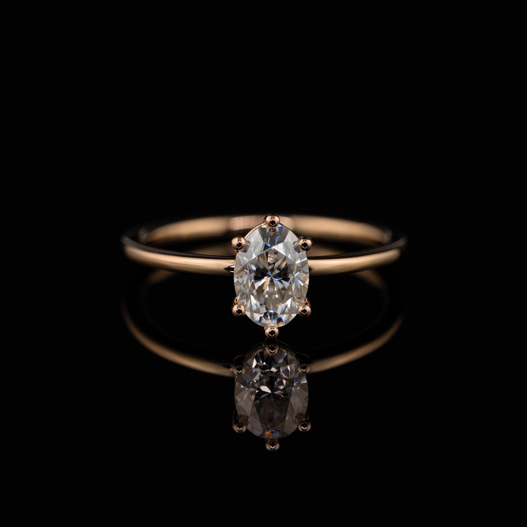 schlichter Verlobungsring mit ovalem Mittelstein, keine Seitensteine, moderner Solitär aus Rotgold mit Vintage-Vibe, individuell handgefertigt vom Goldschmiedemeister in der Goldschmiede Goldzeit in Nürnberg