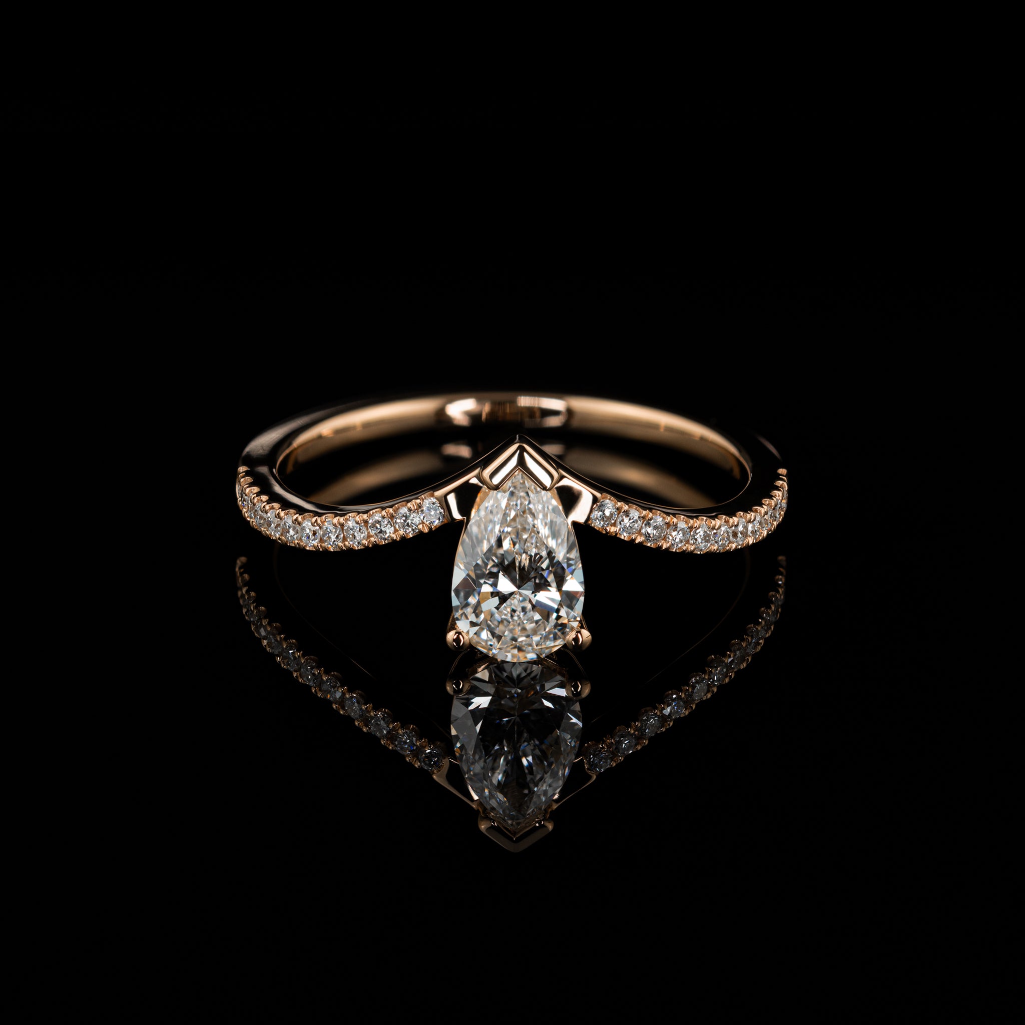 Goldzeit Ring Raya Verlobungsring Vorsteckring Ehering Tropfenform V-förmige Ringschiene Rotgold Frontalansicht