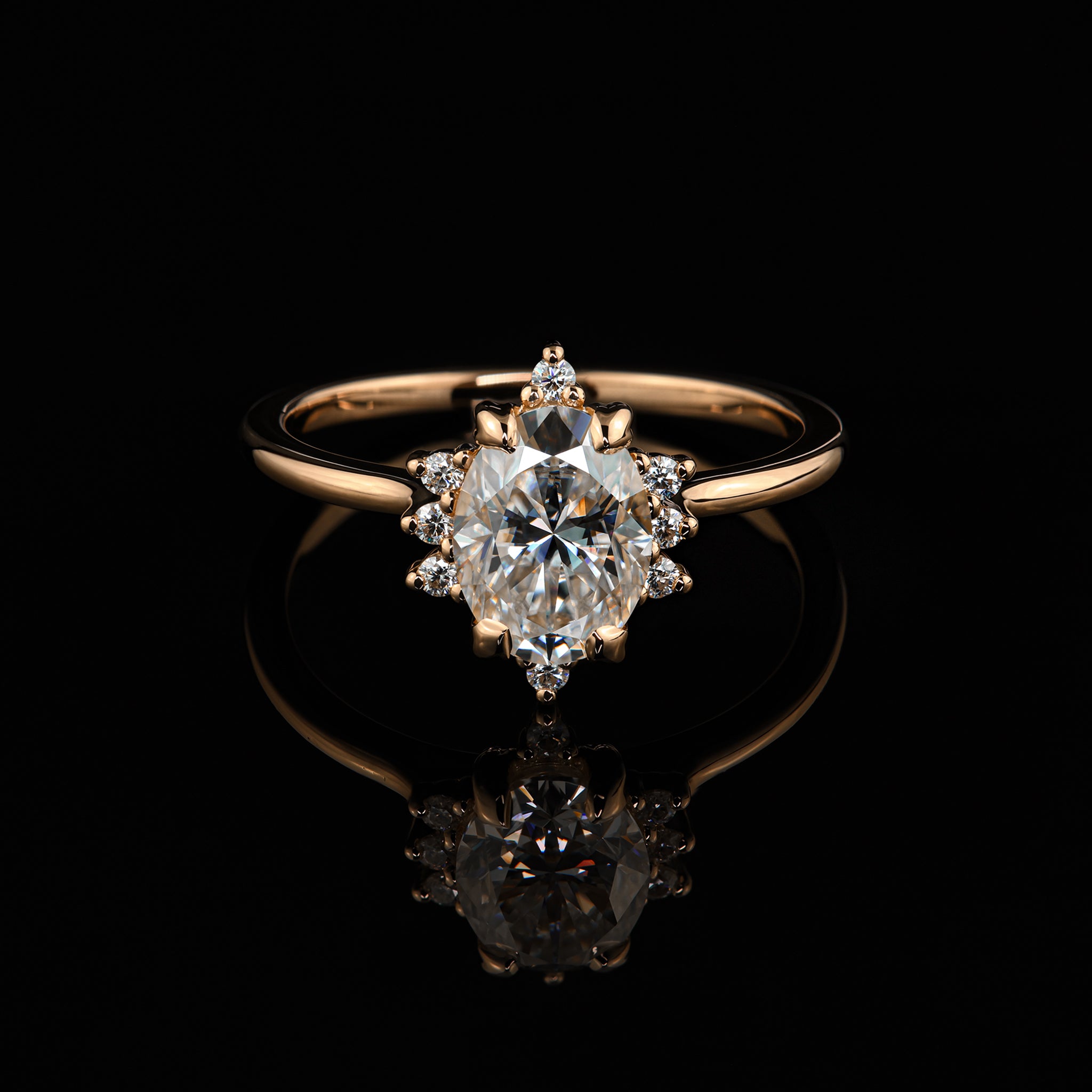 Verlobungsring Design Violet individueller besonderer Verlobungsring ovaler Mittelstein spitze Krappen Seitensteine von der Goldschmiede Goldzeit in Nuernberg 18 Karat Rotgold