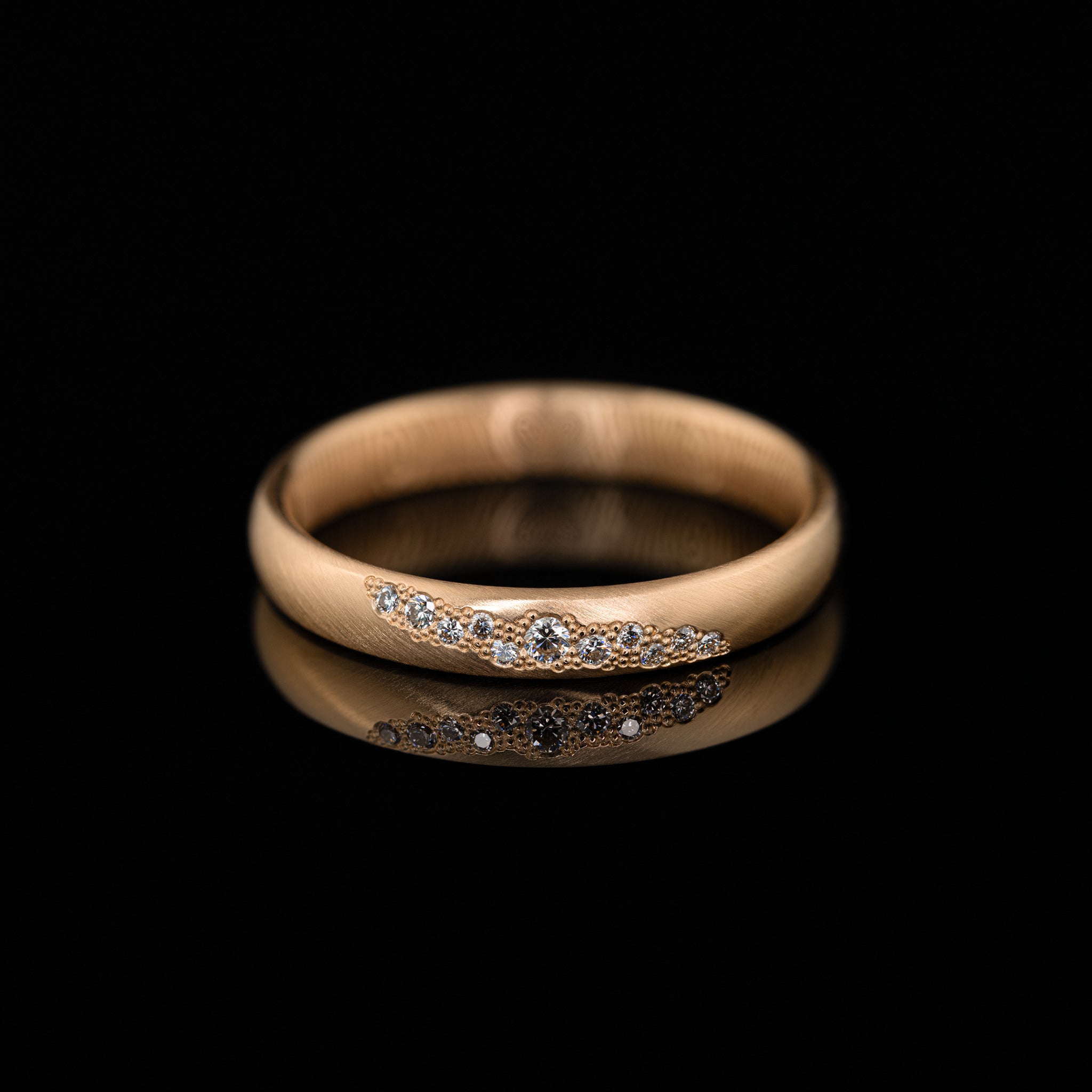 ausgezeichneter Ehering, Damenring, Awardgewinner, Trauring Goldschmied des Jahres 2025, Dritter Platz, Steinwolke, ovaler Ring, Rotgold
