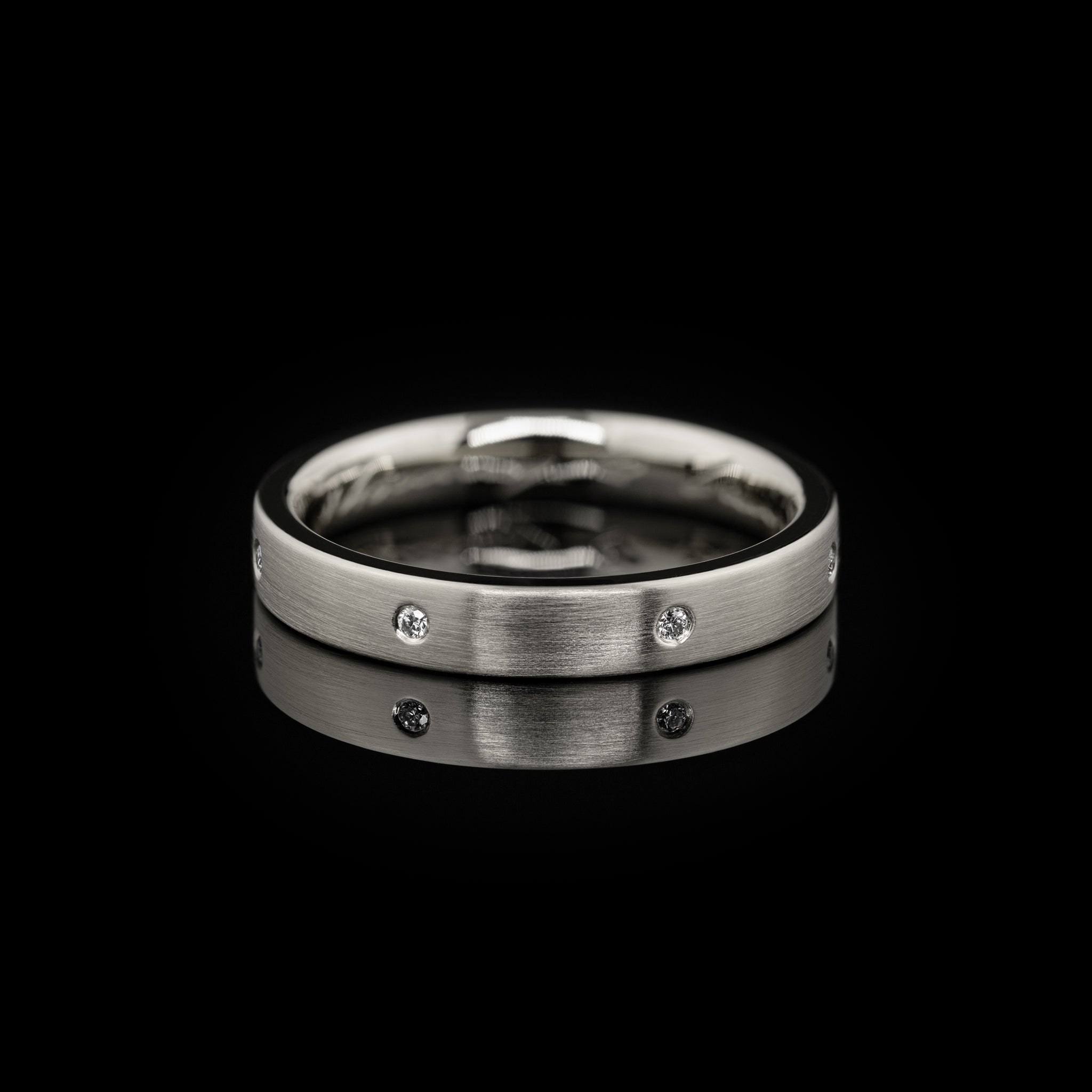 Eckiger Ehering mit Brillanten, längsmatt, minimalistisches Design von Goldzeit aus Nuernberg, Weissgold