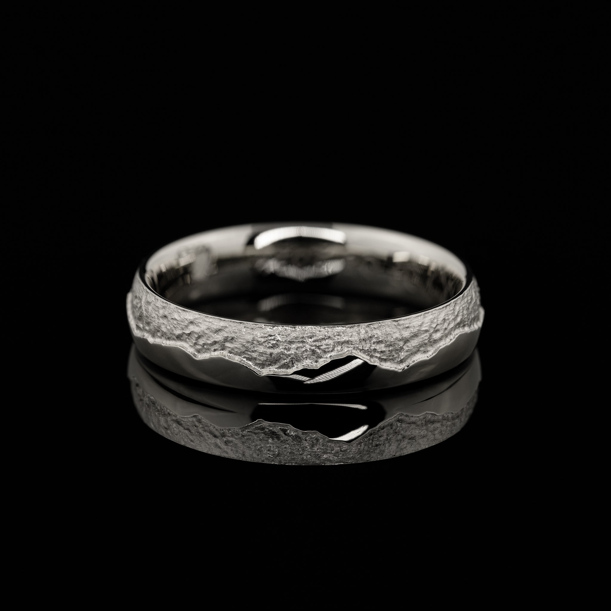 eleganter Herrenring mit randlos gefräster Bergkontur, Weißgold poliert, vom Goldschmied gefertigt