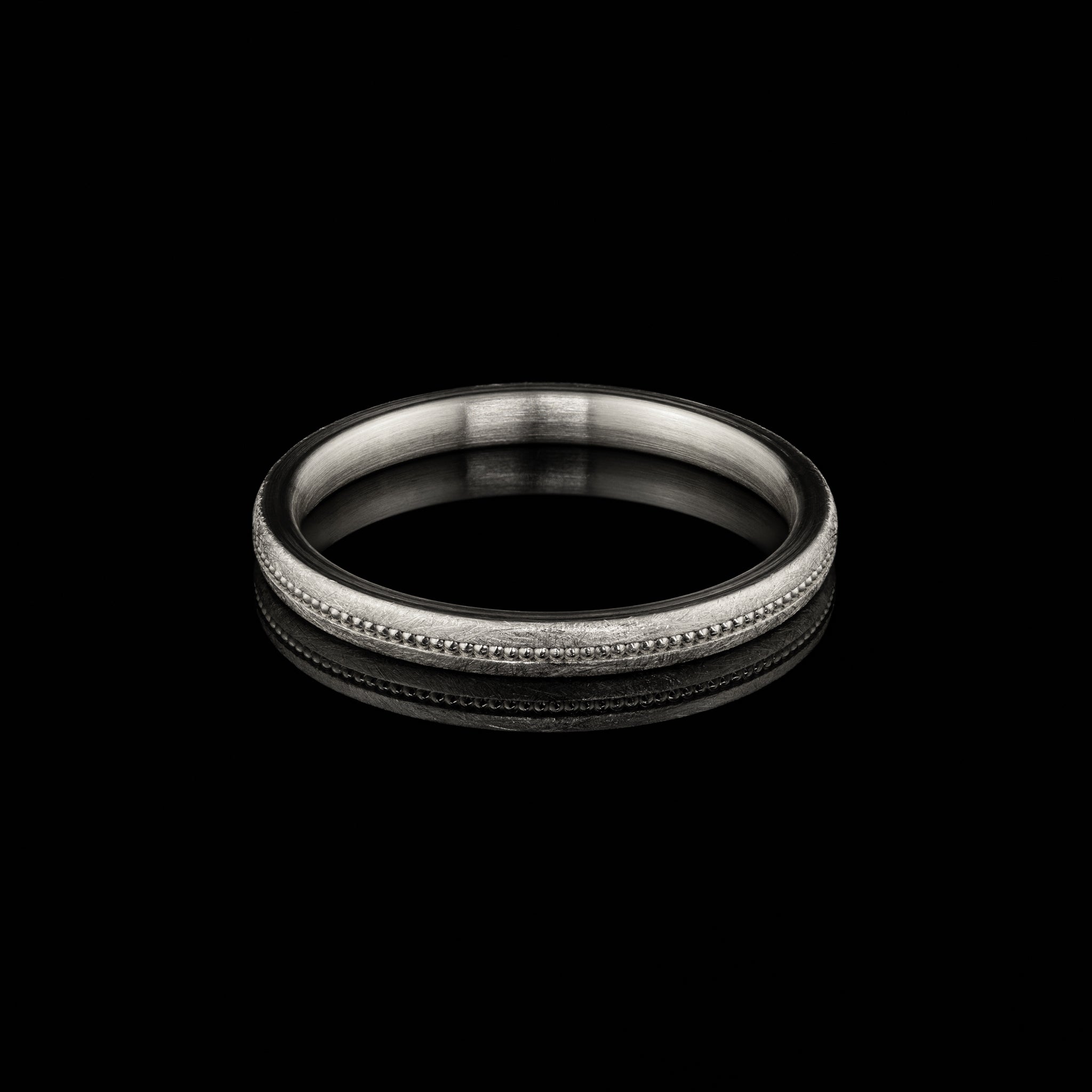 Goldzeit Ring Modell Elisa, schmaler Ehering in eismatt mit Millegriffe, besonderer Vintage Ehering vom Goldschmied, Weissgold