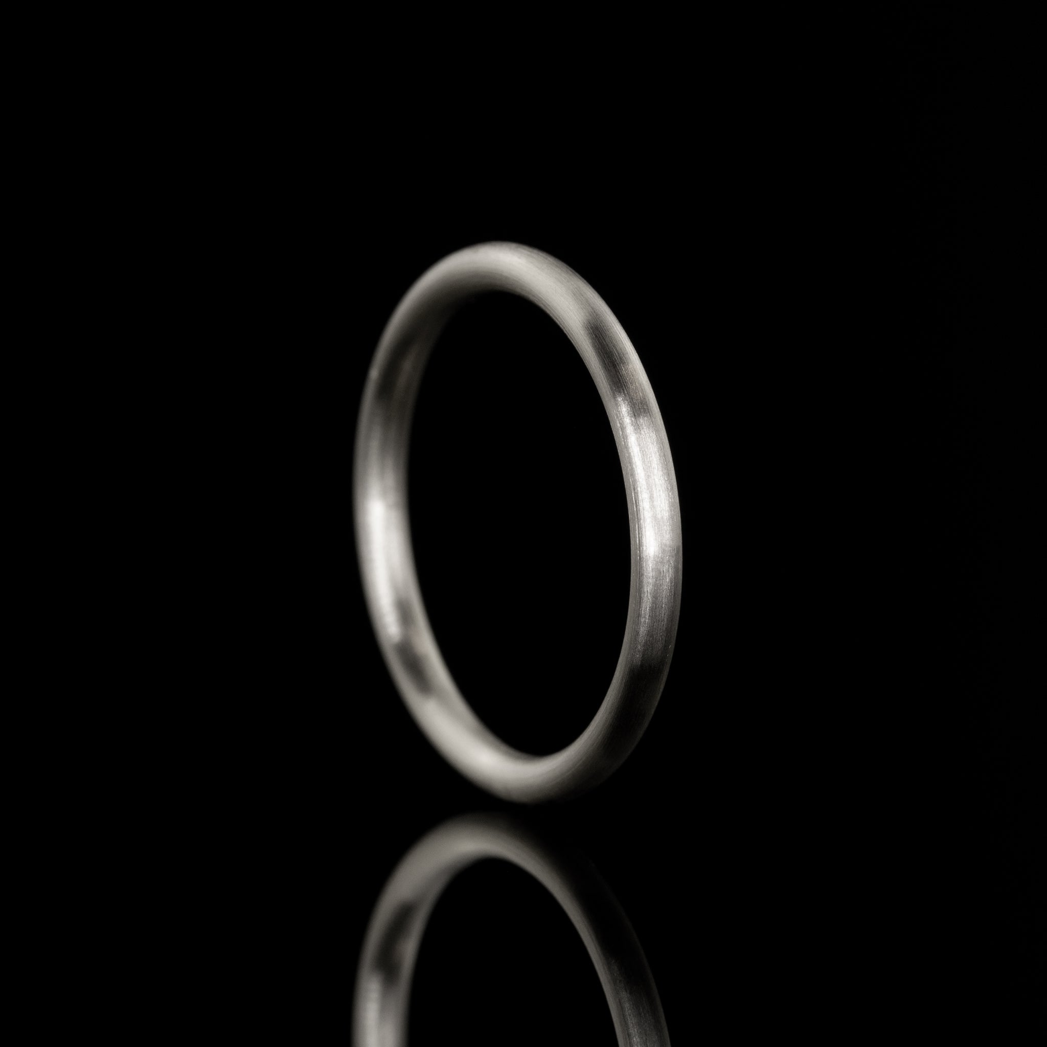 schlichter Ehering Design Finja rund stackbar von der Goldschmiede Goldzeit in Nuernberg 18 Karat Weissgold seidenmatt