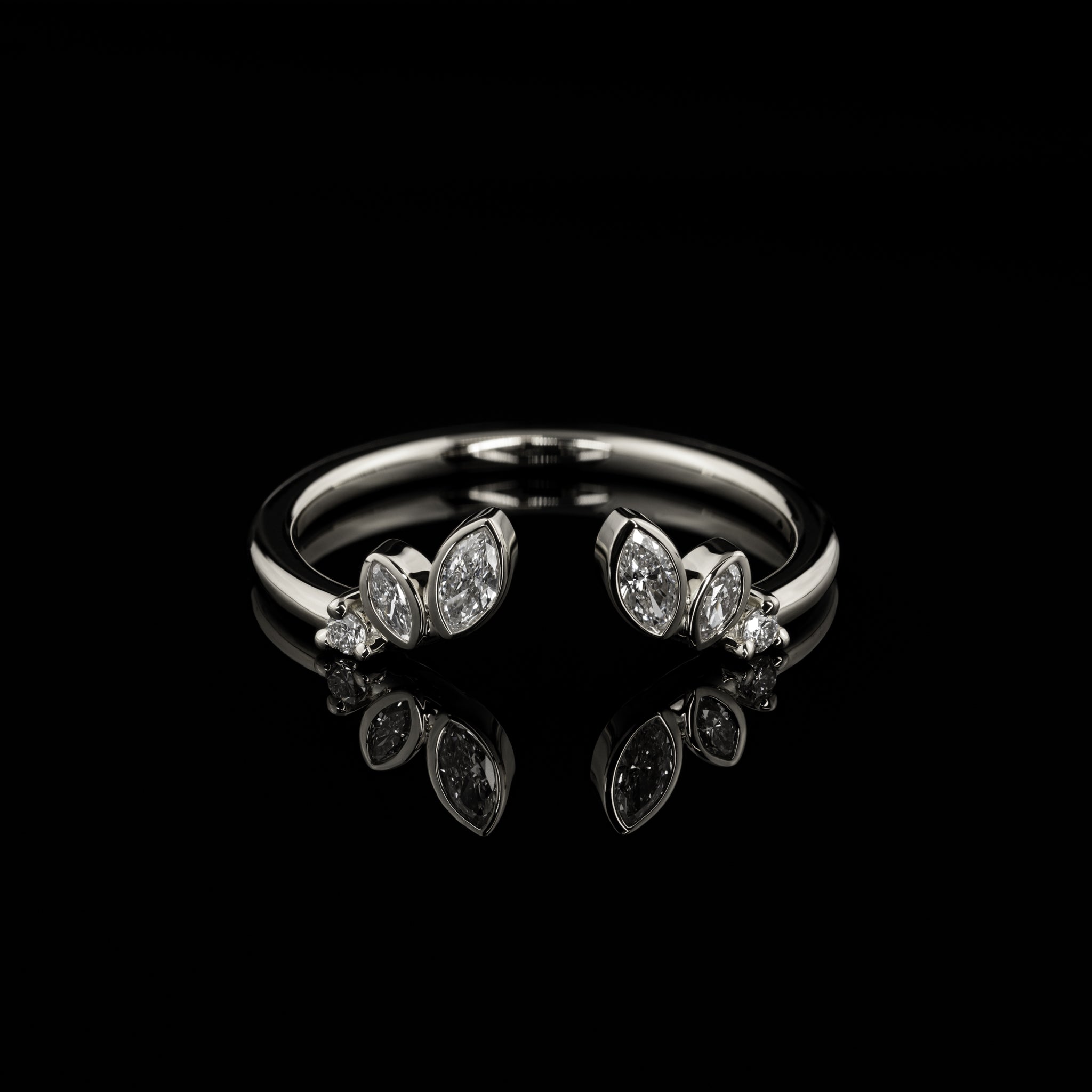 Besonderer Vorsteckring offene Ringschiene Diamant Labordiamant Goldzeit Goldschmied Nuernberg individuelle Anfertigung Weissgold