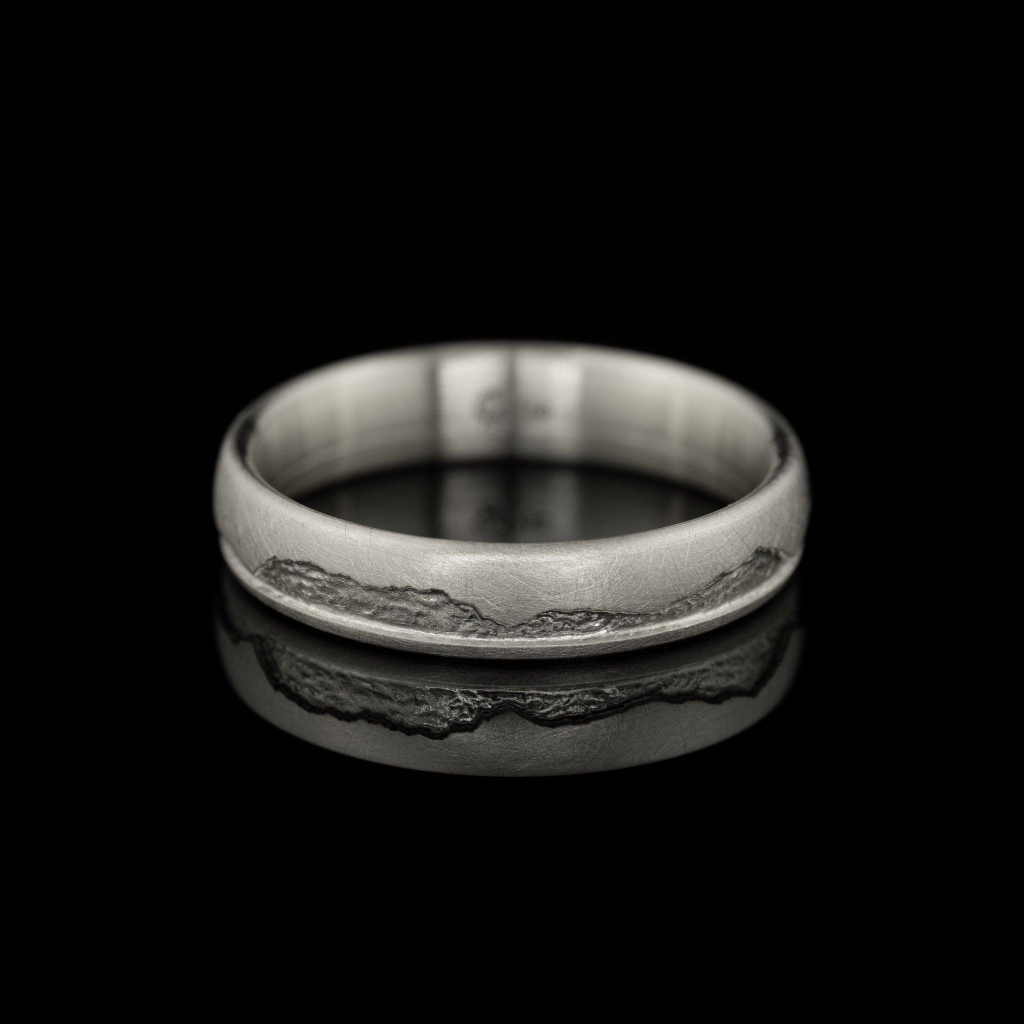 Seidenmattierter Ring mit gefräster Bergkontur, Weißgold, vom Goldschmied gefertigt