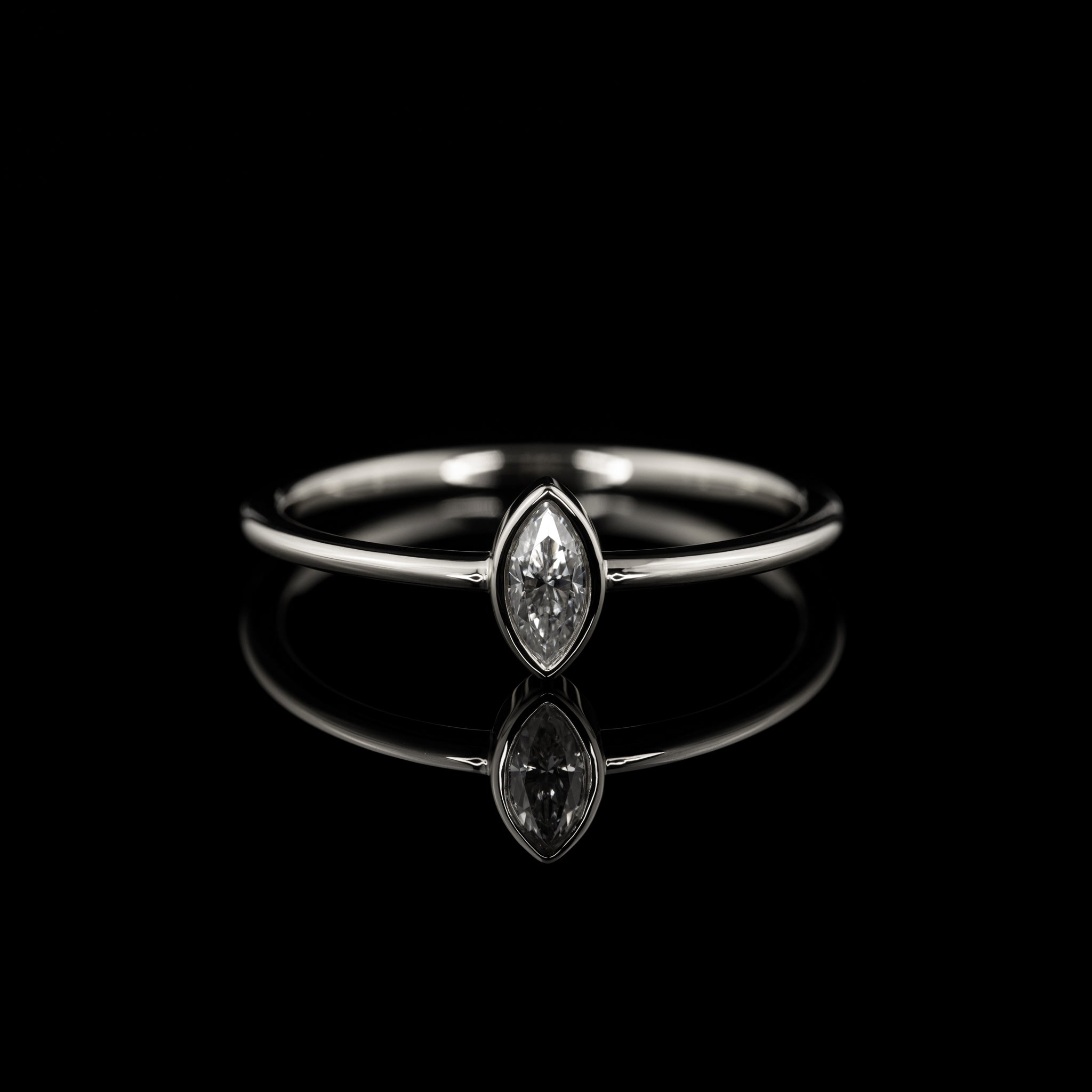 zarter Verlobungsring mit navetteförmigem Diamant in Zargenfassung, Weißgold poliert, handgearbeitet vom Goldschmied