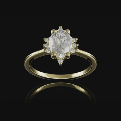 Verlobungsring Design Violet individueller besonderer Verlobungsring ovaler Mittelstein spitze Krappen Seitensteine von der Goldschmiede Goldzeit in Nuernberg 18 Karat Gelbgold Turntable 360 Grad Ansicht